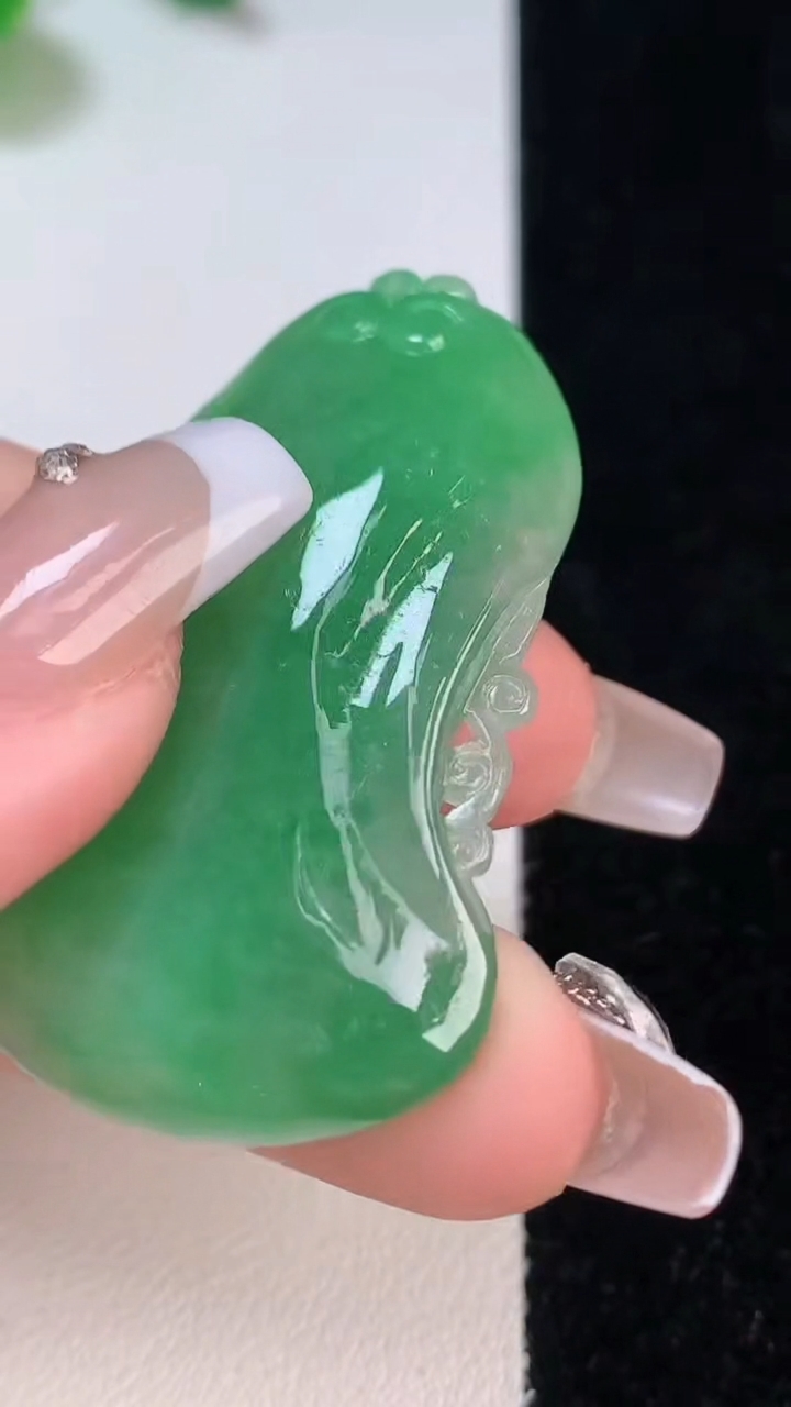 天然A货翡翠佛头吊坠，尺寸47.3-26.5-10.5，重:17.22g
12月11日