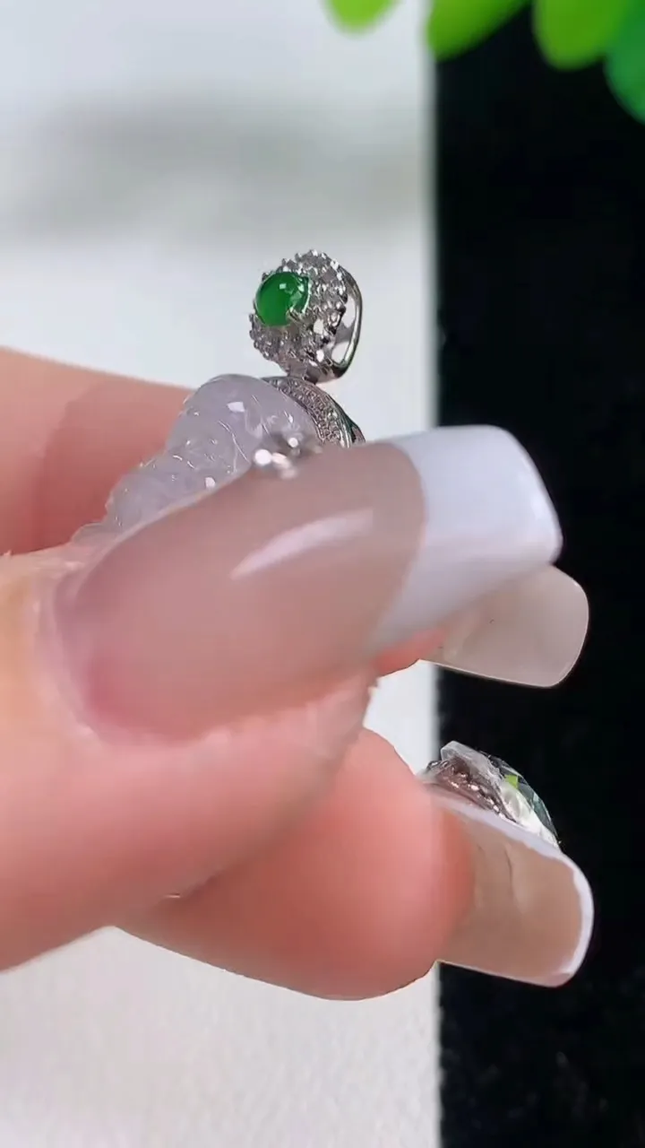 天然A货翡翠种白冰宝宝佛吊坠，尺寸29.8-17-7.8，重量:6.17g
12月11日