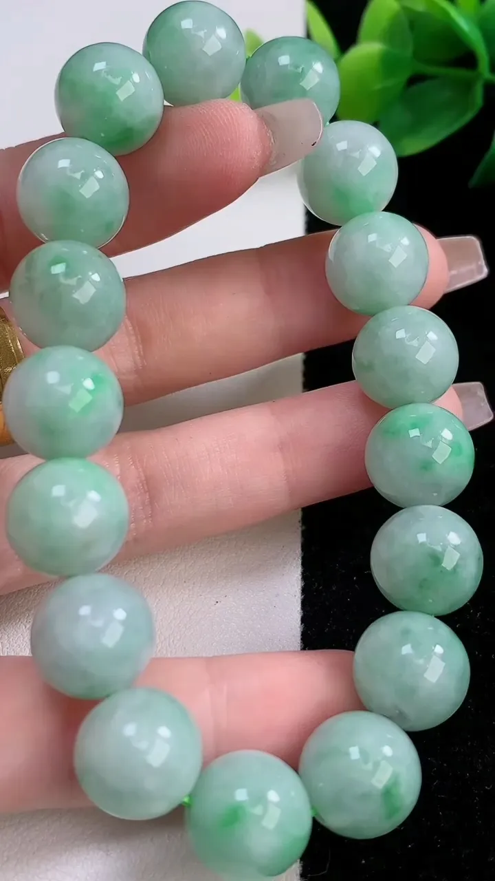 天然A货翡翠圆珠手串，尺寸12.4，重:55.69g12月11日
工厂直销收藏佳品,种好水足，色泽均