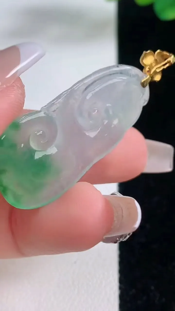 天然A货翡翠如意吊坠，尺寸34.7-17.8-4.4，重量:5.27g
12月11日