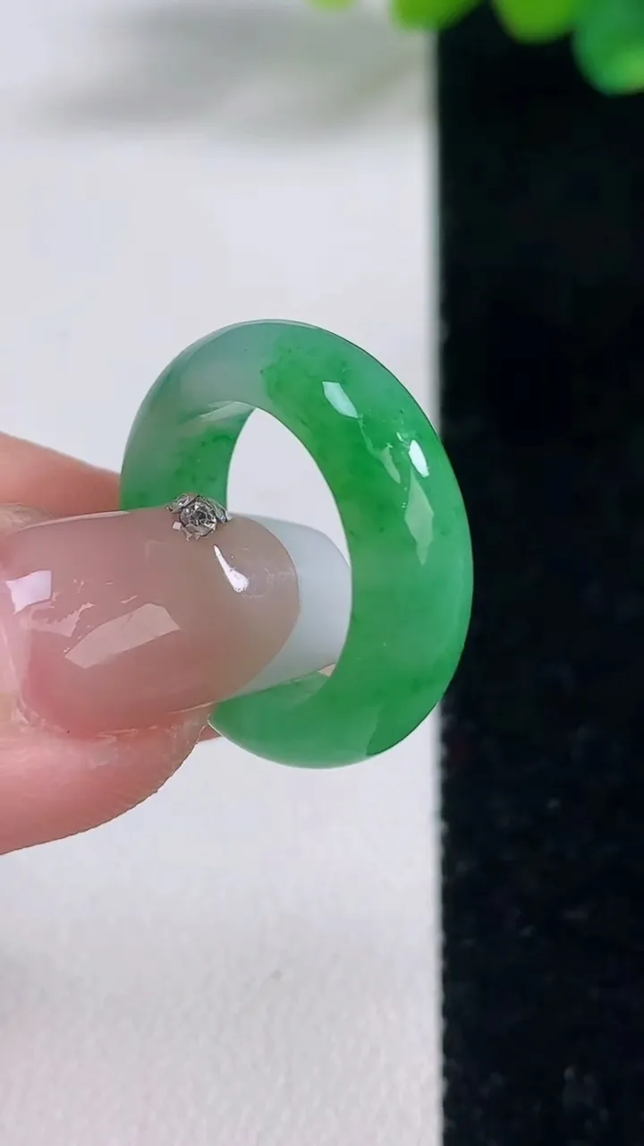 天然A货翡翠指环戒指，尺寸15.4-6-3.5，重量:3.71g2025年12月11日
工厂直销收藏佳品,种好水足，色泽均匀，有种有色，上手高大气！