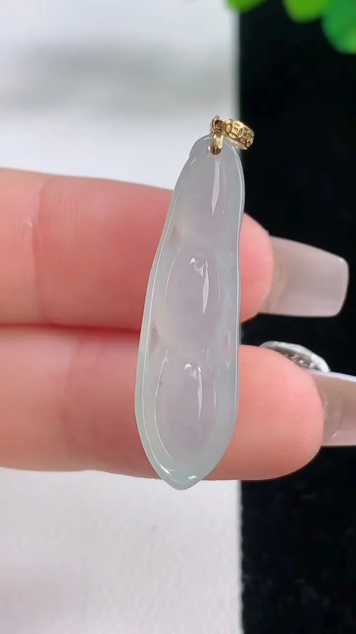 天然A货翡翠种白冰福豆吊坠，尺寸30.7-9-6，重量:3.05g
12月11日
