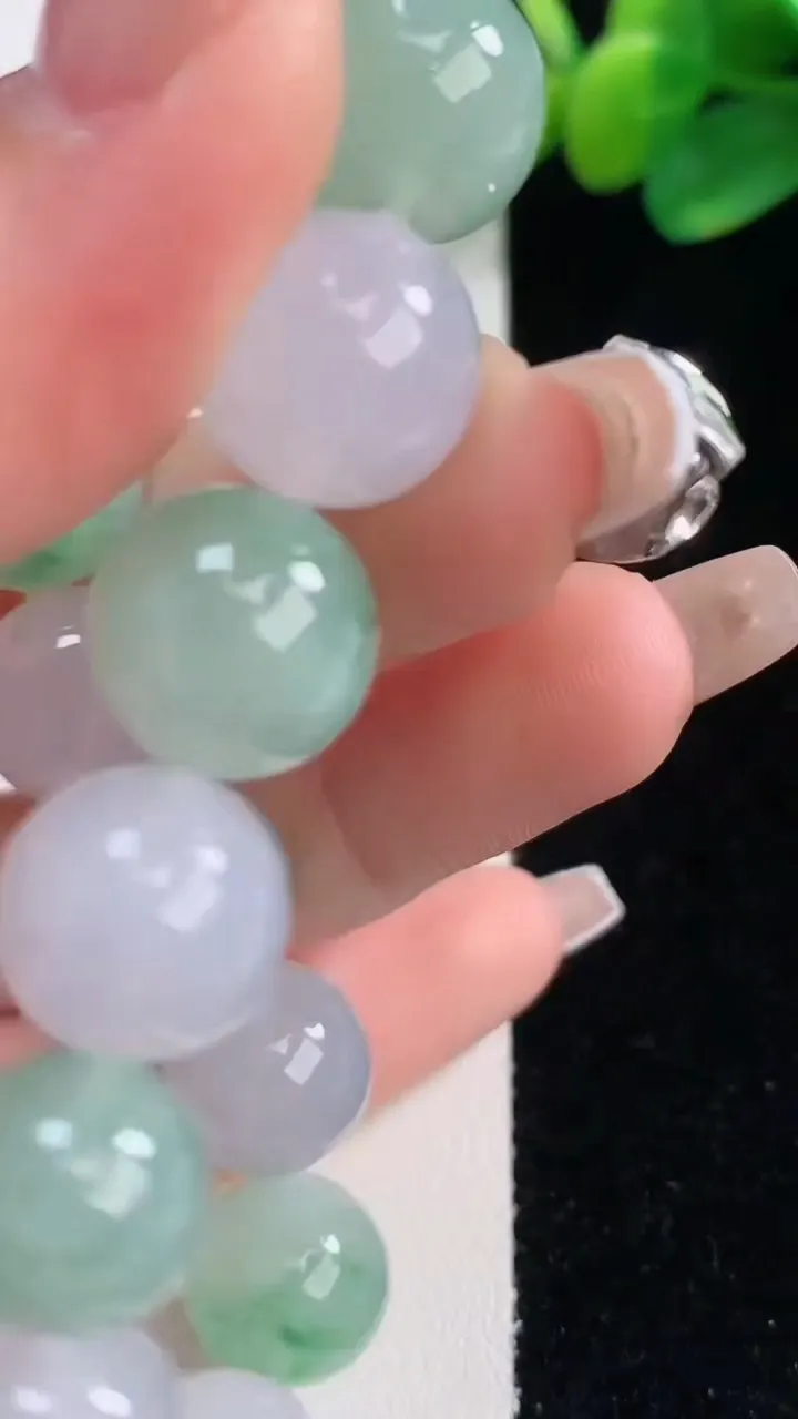 天然A货翡翠圆珠手串，尺寸12.2-16颗，重量:53.49g12月11日
工厂直销收藏佳品,种好水足，色泽均匀，有种有色，上手高大气！