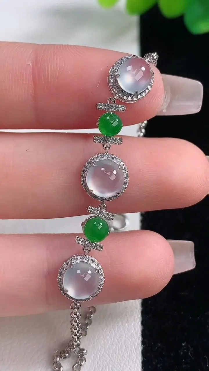 天然A货翡翠种白冰蛋面手链，尺寸6-5.2，重量:2.93g
12月11日