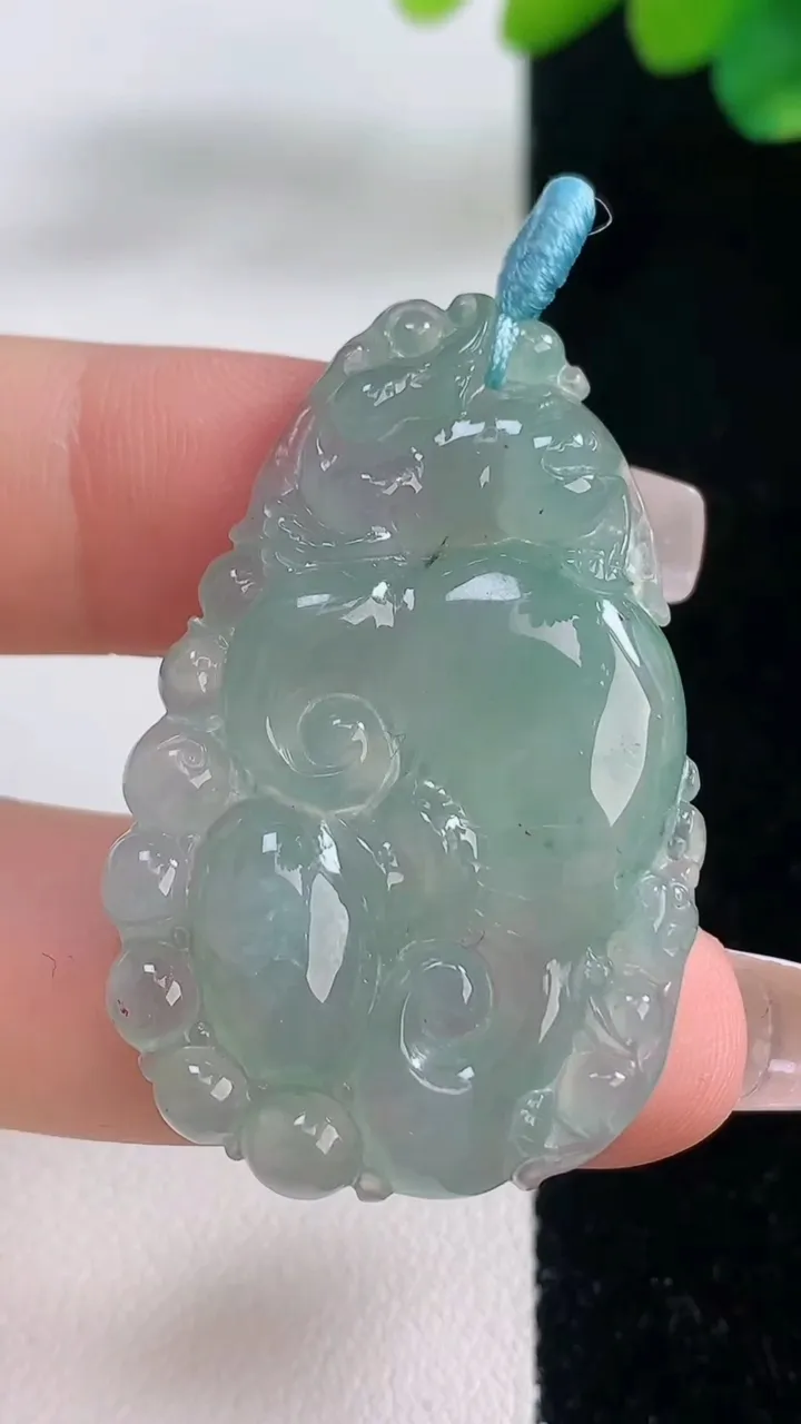 天然A货翡翠如意吊坠，尺寸39.4-27.3-4.8，重量:9.30g
12月11日