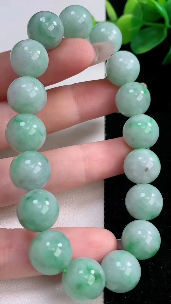 天然A货翡翠圆珠手串，尺寸12.4，重:55.69g12月11日
工厂直销收藏佳品,种好水足，色泽均匀，有种有色，上手高大气！