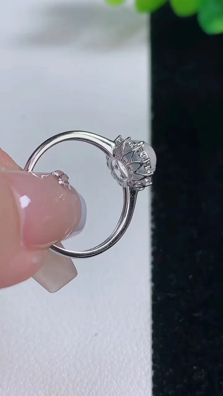 天然A货翡翠种白冰蛋面戒指，尺寸17.5-6.3-6.8，重量:1.53g2025年12月11日
工厂直销收藏佳品,种好水足，色泽均匀，有种有色，上手高大气！