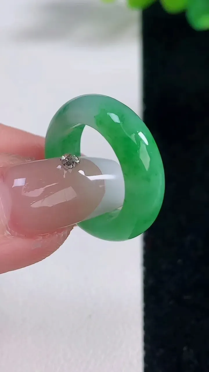 天然A货翡翠指环戒指，尺寸15.4-6-3.5，重量:3.71g2025年12月11日
工厂直销收藏佳品,种好水足，色泽均匀，有种有色，上手高大气！