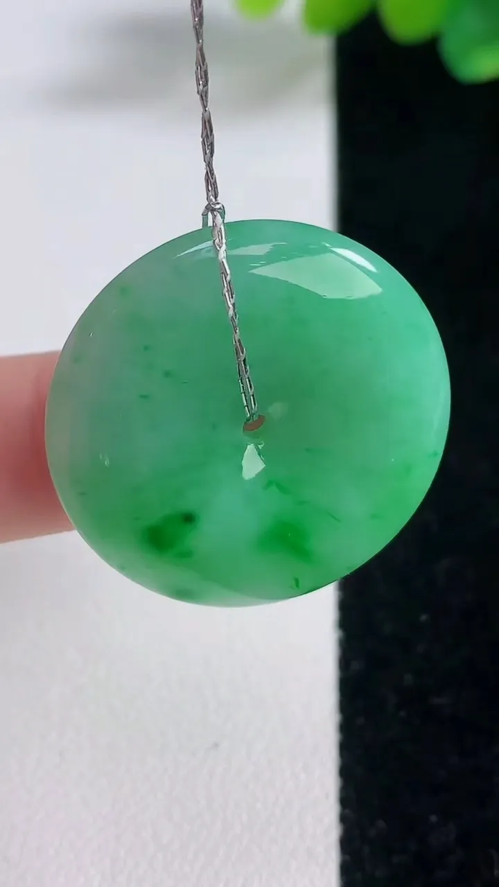 天然A货翡翠平安扣吊坠，尺寸27.6-5.6，重量:9.48g
12月11日