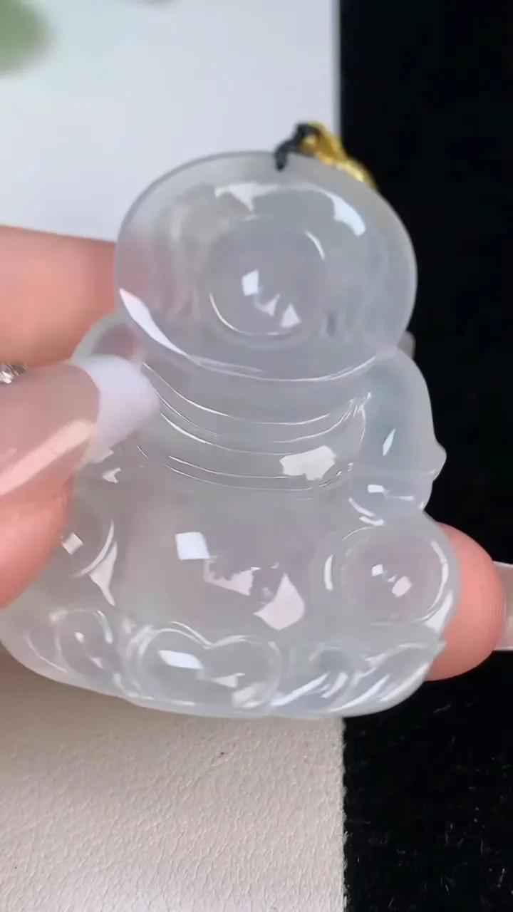 天然A货翡翠种白冰观音菩萨吊坠，尺寸45-27.6-4.4，重:9.35g
12月11日