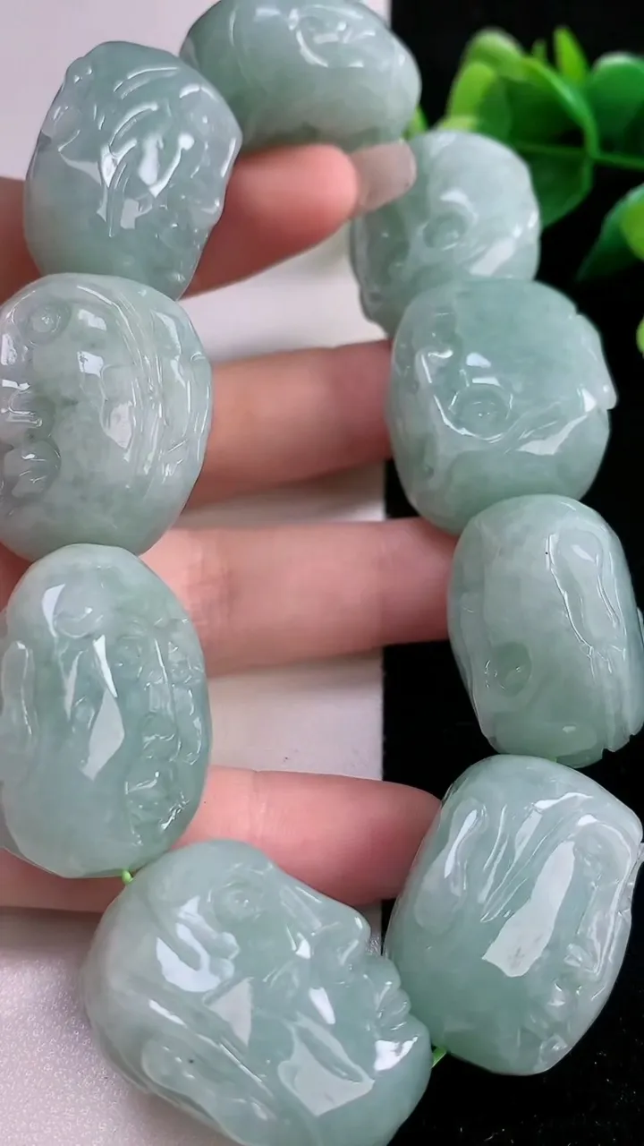 天然A货翡翠罗汉手串，尺寸27-26.6-17，重:214.56g12月11日
工厂直销收藏佳品,种好水足，色泽均匀，有种有色，上手高大气！