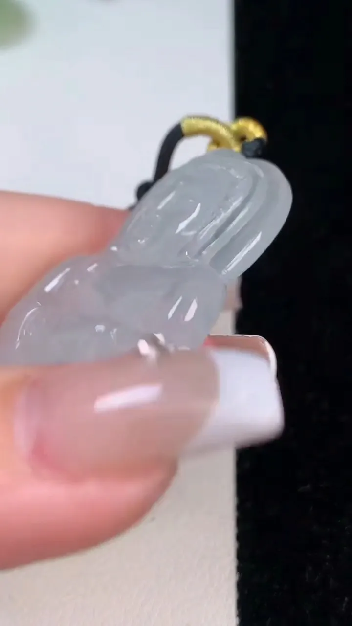 天然A货翡翠种白冰观音菩萨吊坠，尺寸45-27.6-4.4，重:9.35g
12月11日