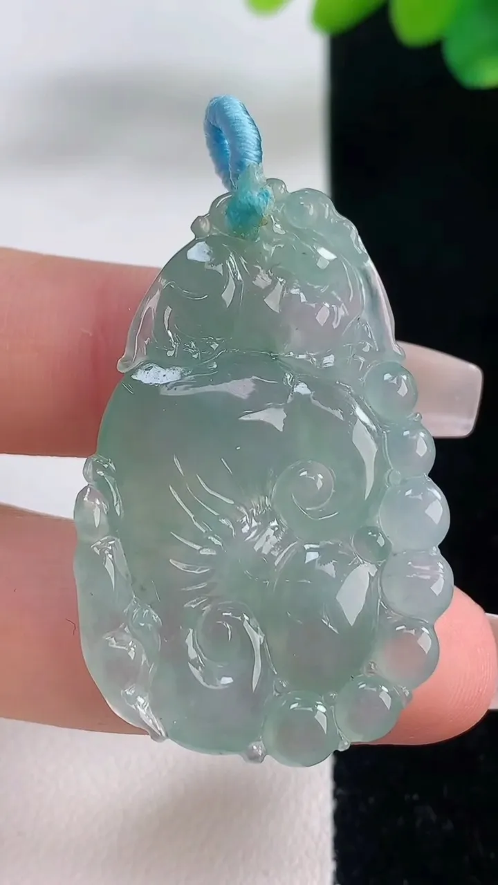 天然A货翡翠如意吊坠，尺寸39.4-27.3-4.8，重量:9.30g
12月11日