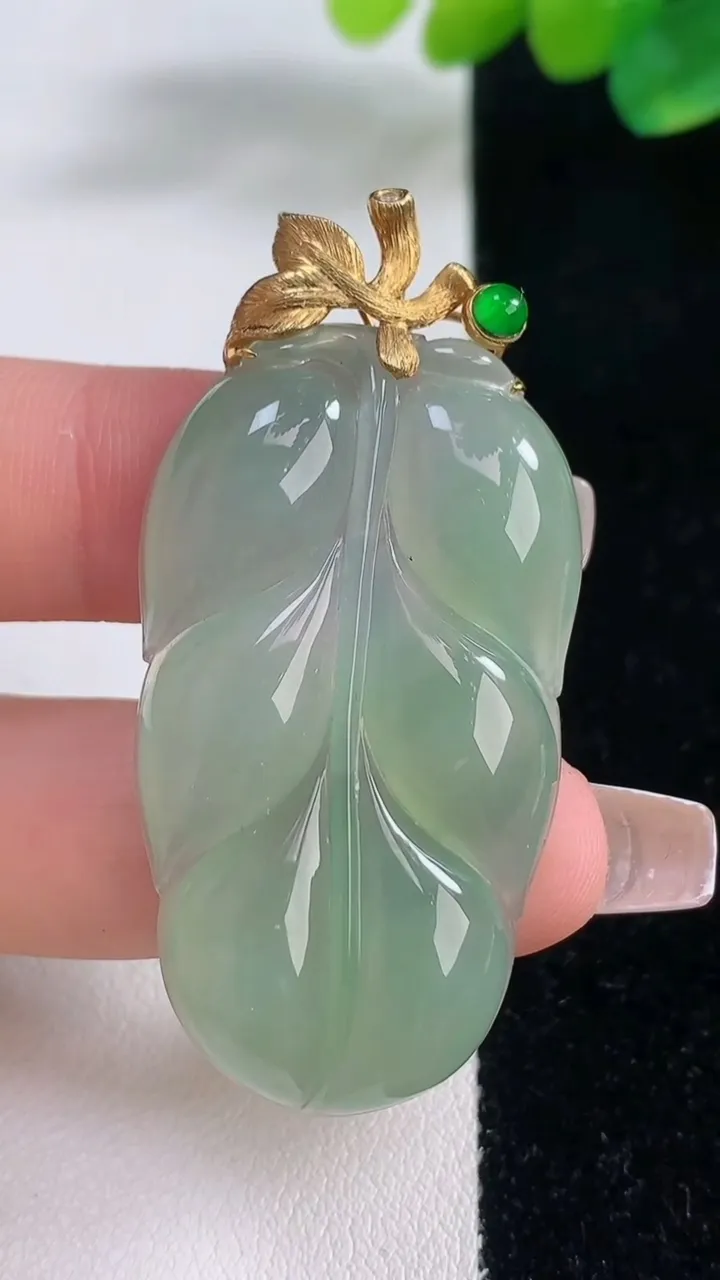 天然A货翡翠金枝玉叶 叶子吊坠，尺寸43-24.8-5，重量:13.20g
12月11日