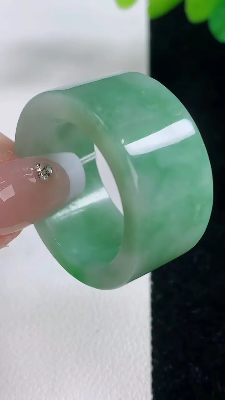 天然A货翡翠指环扳指，尺寸23.5-13.7-4，重量:16.45g2025年12月11日
工厂直销收藏佳品,种好水足，色泽均匀，有种有色，上手高大气！