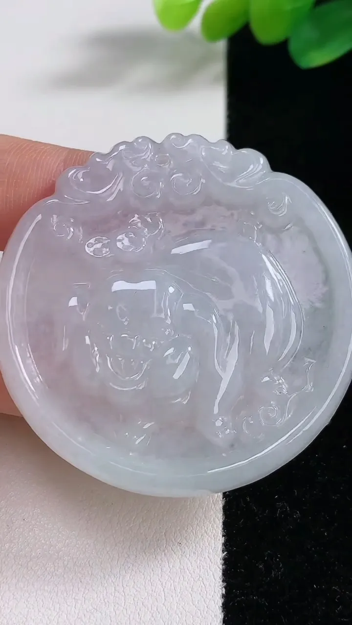 天然A货翡翠生肖猪吊坠，尺寸48.6-49.3-5.8，重:21.07g
12月11日