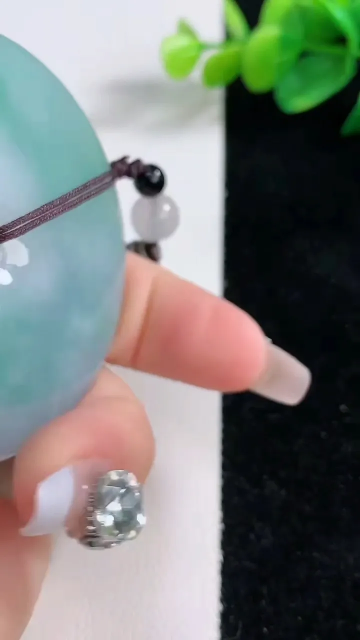 天然A货翡翠平安扣吊坠，尺寸55.6-6，重:44.08g
12月11日