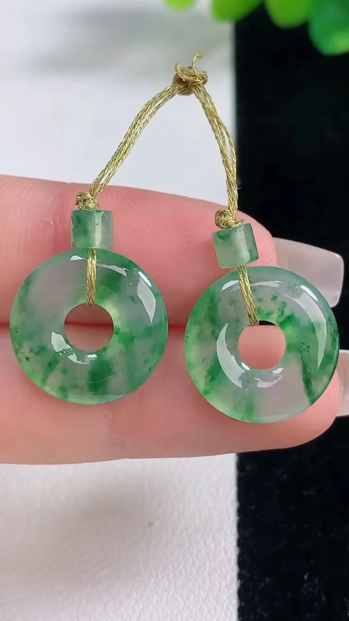 天然A货翡翠冰种飘花平安环吊坠一对，尺寸15.7-3，重量:3.28g
12月11日