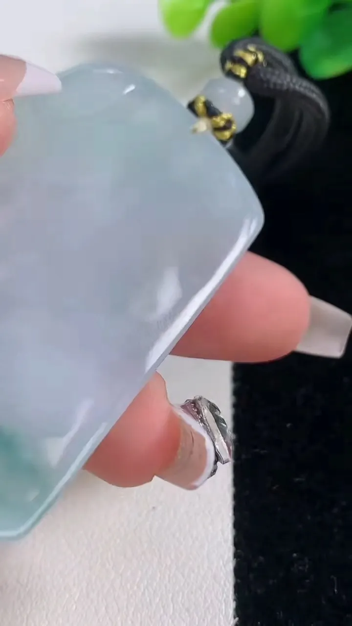 天然A货翡翠冰种飘花大势至菩萨吊坠，尺寸30-39.6-4.7，重量:32.17g
12月11日