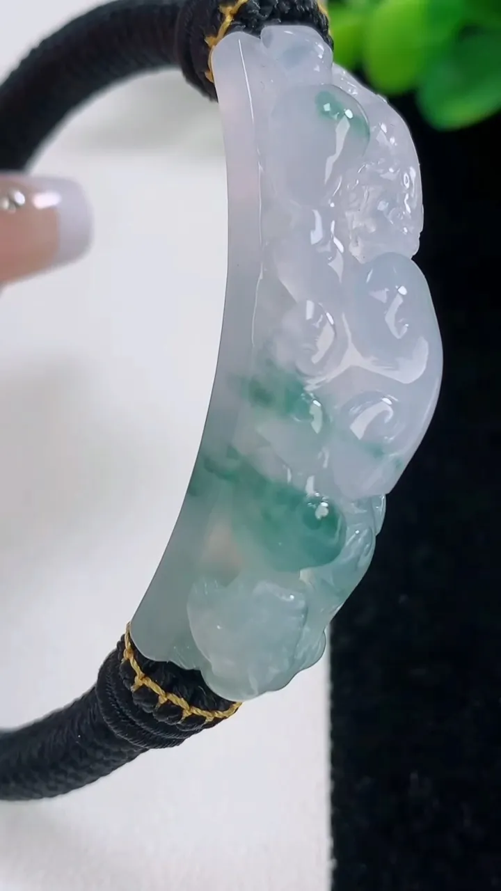 天然A货翡翠种飘花貔貅手绳，尺寸44.8-11.6-10.7，重量:25.03g
12月11日
