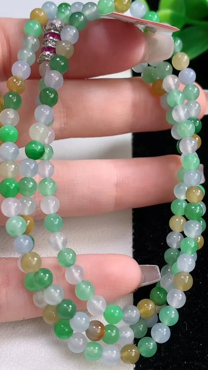 天然A货翡翠冰种三彩圆珠项链，尺寸4.5-140颗，重量:24.00g
12月11日