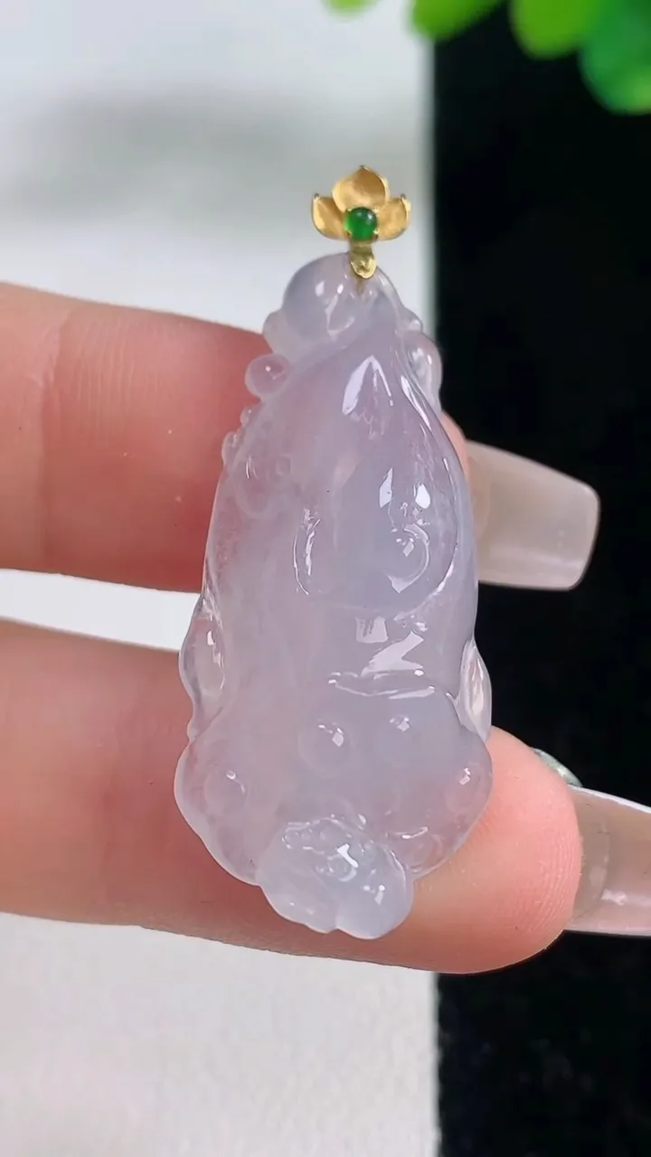 天然A货翡翠种白冰莲蓬吊坠，尺寸34-15.7-7，重量:5.67g
12月11日