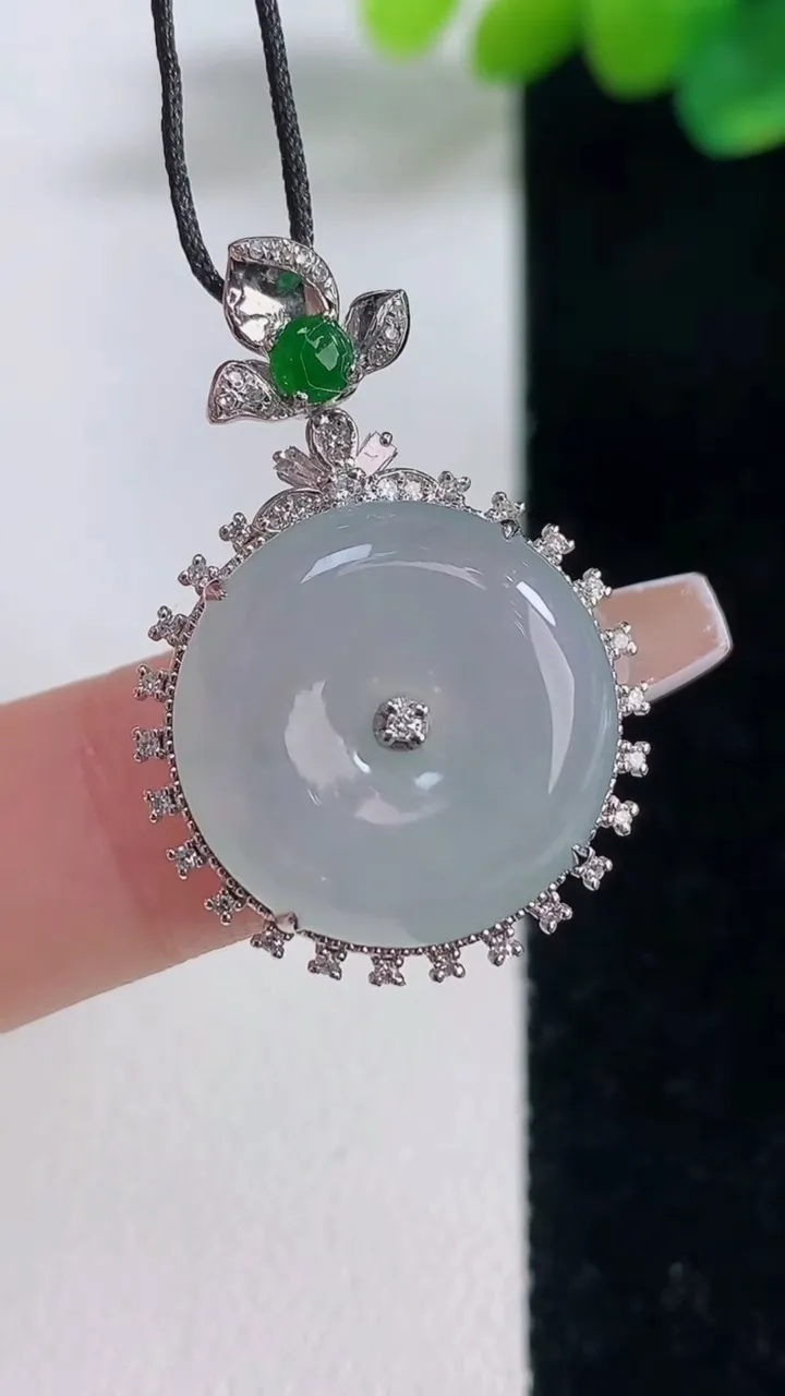 天然A货翡翠种白冰平安扣吊坠，尺寸31-21-8，裸石17.5重量:g
12月11日