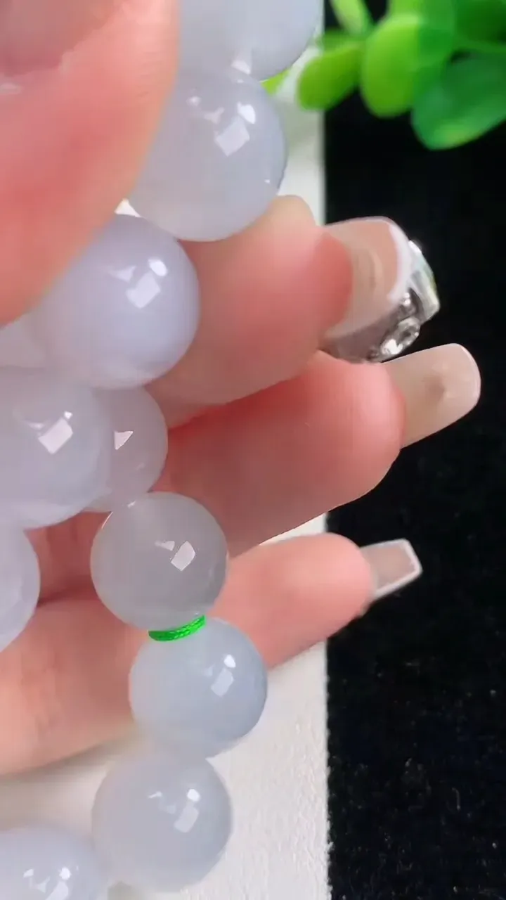 天然A货翡翠圆珠手串，尺寸12.5-16颗，重量:51.98g12月11日
工厂直销收藏佳品,种好水足，色泽均匀，有种有色，上手高大气！