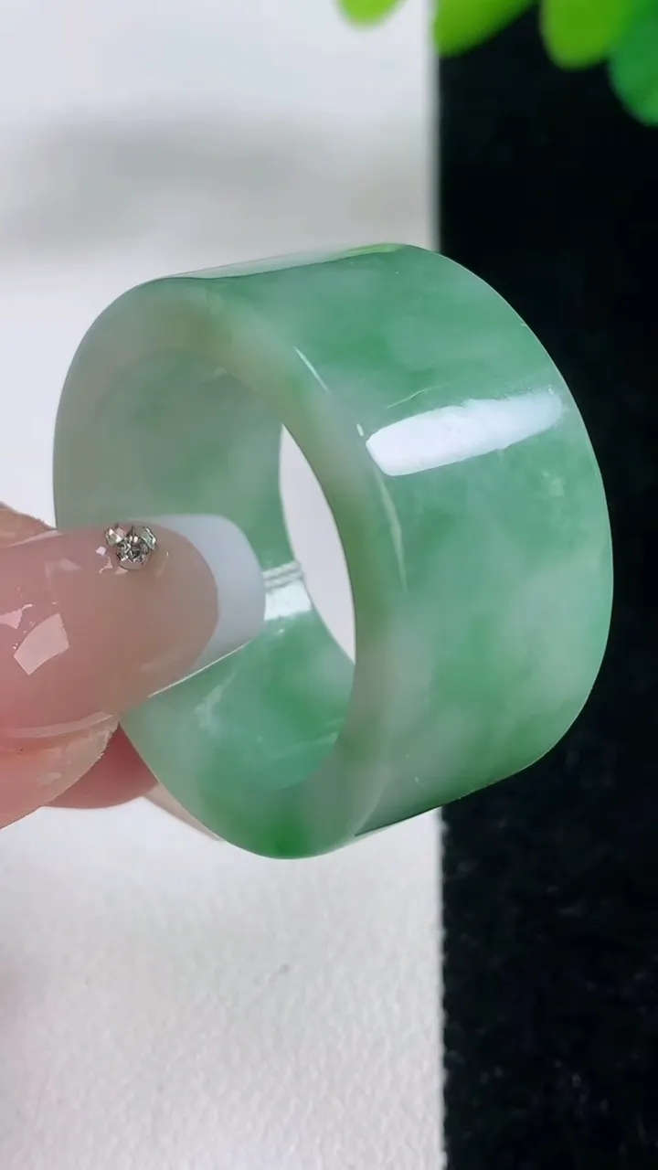 天然A货翡翠指环扳指，尺寸23.5-13.7-4，重量:16.45g2025年12月11日
工厂直销收藏佳品,种好水足，色泽均匀，有种有色，上手高大气！