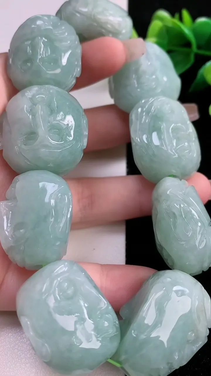 天然A货翡翠罗汉手串，尺寸27-26.6-17，重:214.56g12月11日
工厂直销收藏佳品,种好水足，色泽均匀，有种有色，上手高大气！