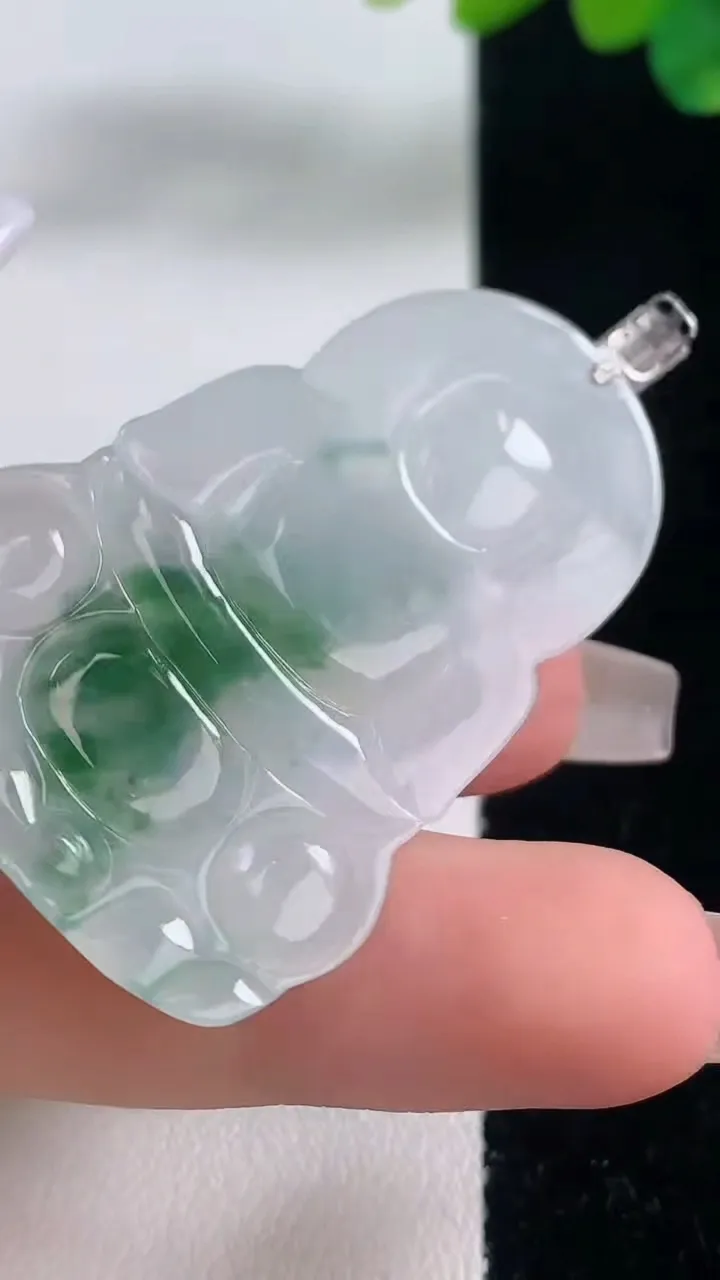 天然A货翡翠种飘花观音菩萨吊坠，尺寸45.8-30.4-3.8，重量:9.57g
12月11日