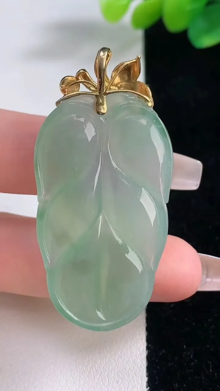 天然A货翡翠金枝玉叶 叶子吊坠，尺寸43-24.8-5，重量:13.20g
12月11日