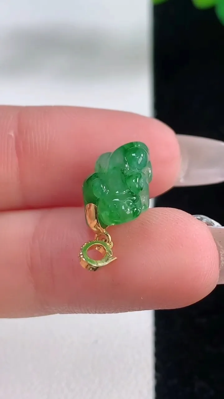 天然A货翡翠貔貅吊坠，尺寸13-8.5-6，重量:1.39g
12月11日