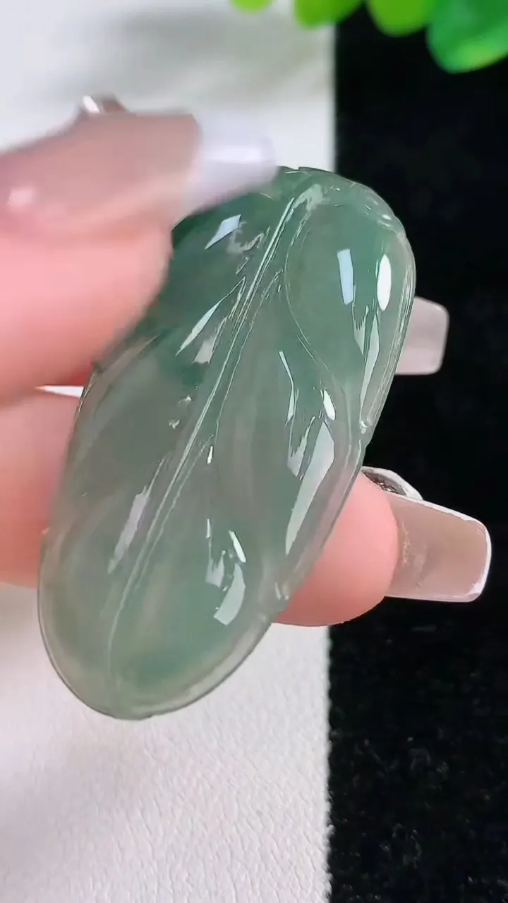 天然A货翡翠金枝玉叶 叶子吊坠，尺寸44.5-23.6-4.5，重:8.97g
12月11日