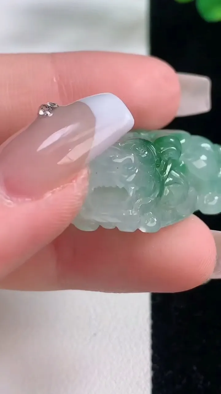 天然A货翡翠貔貅吊坠，尺寸35.4-19.5-13.2，重量:19.93g
12月11日