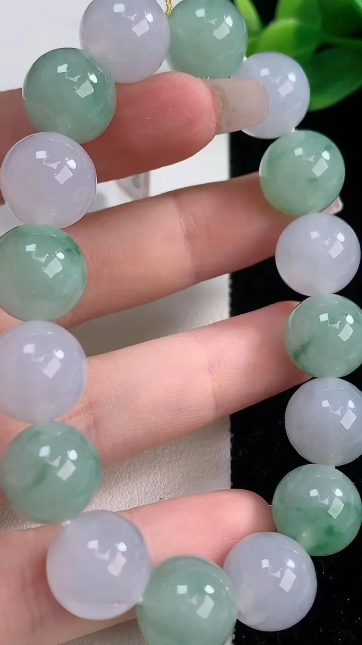 天然A货翡翠圆珠手串，尺寸12.2-16颗，重量:53.49g12月11日
工厂直销收藏佳品,种好水