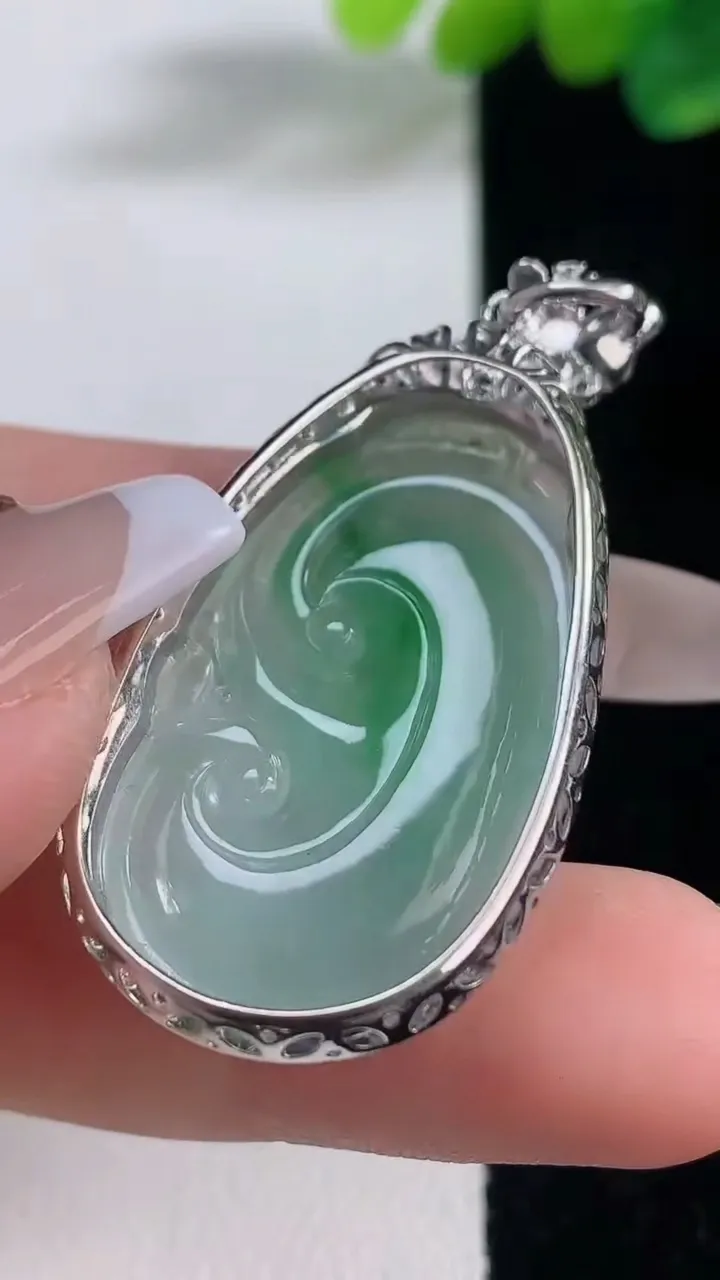 天然A货翡翠如意吊坠，尺寸44.5-22-8，裸石32.5-19.7重量:7.58g
12月11日