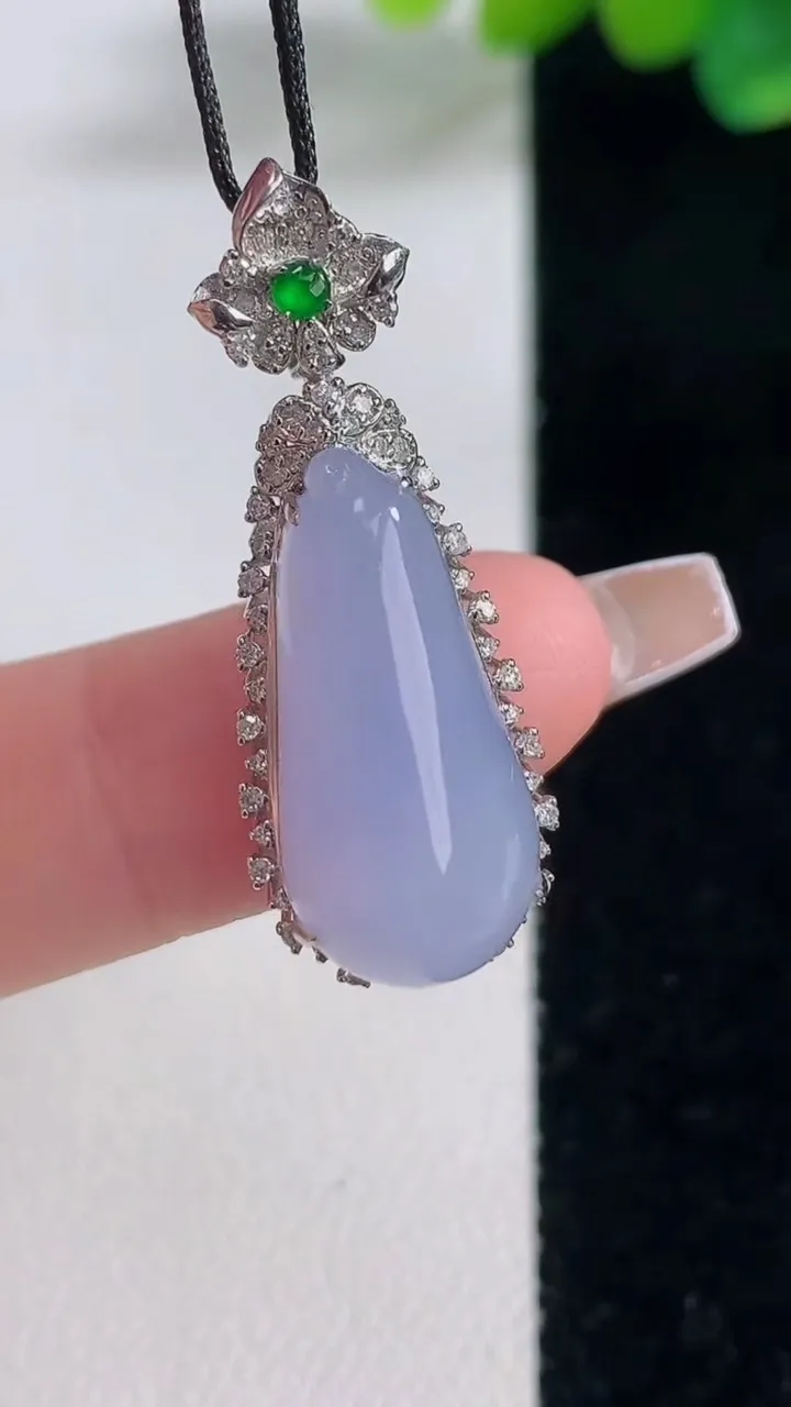 天然A货翡翠18K金紫罗兰福瓜吊坠，尺寸32.7-12.3-10.4，裸石20.5-9.6重量:g
12月11日