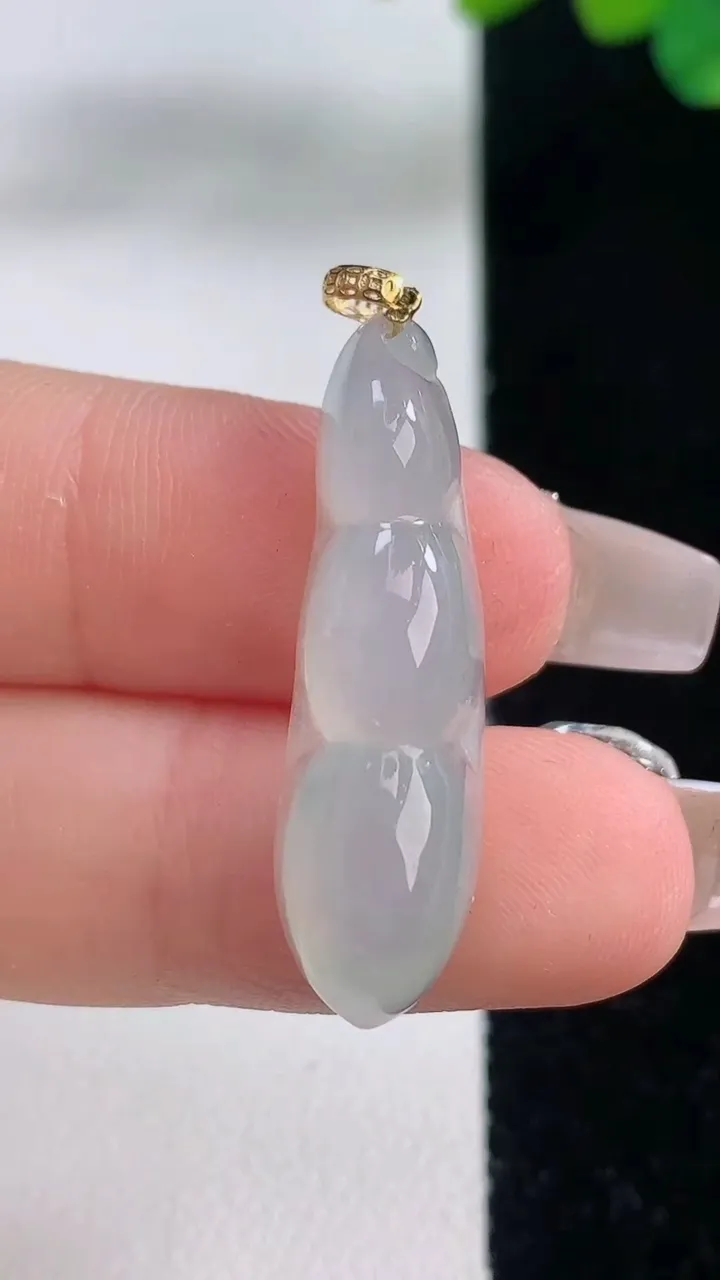天然A货翡翠种白冰福豆吊坠，尺寸30.7-9-6，重量:3.05g
12月11日