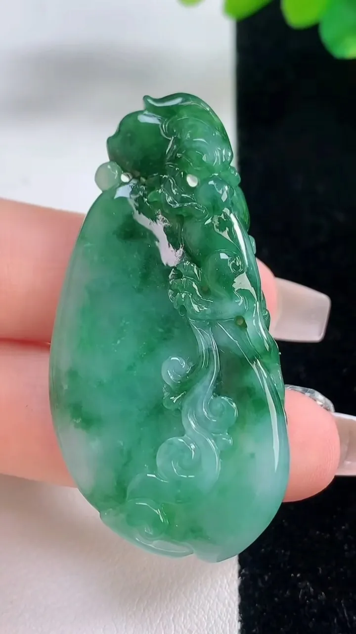 天然A货翡翠福瓜吊坠，尺寸52-26-7.6，重量:17.71g
12月11日