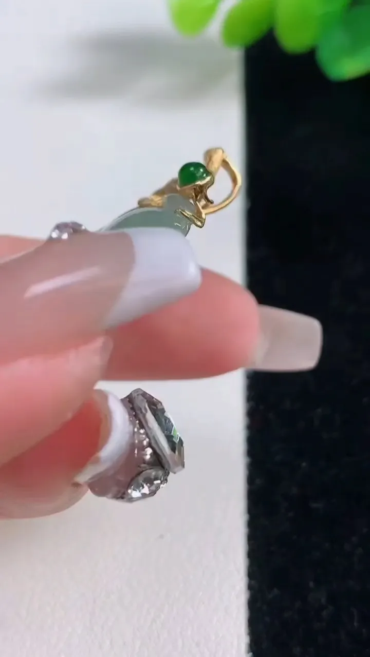 天然A货翡翠金枝玉叶 叶子吊坠，尺寸43-24.8-5，重量:13.20g
12月11日