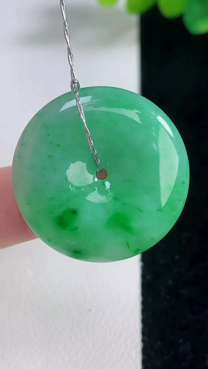 天然A货翡翠平安扣吊坠，尺寸27.6-5.6，重量:9.48g
12月11日