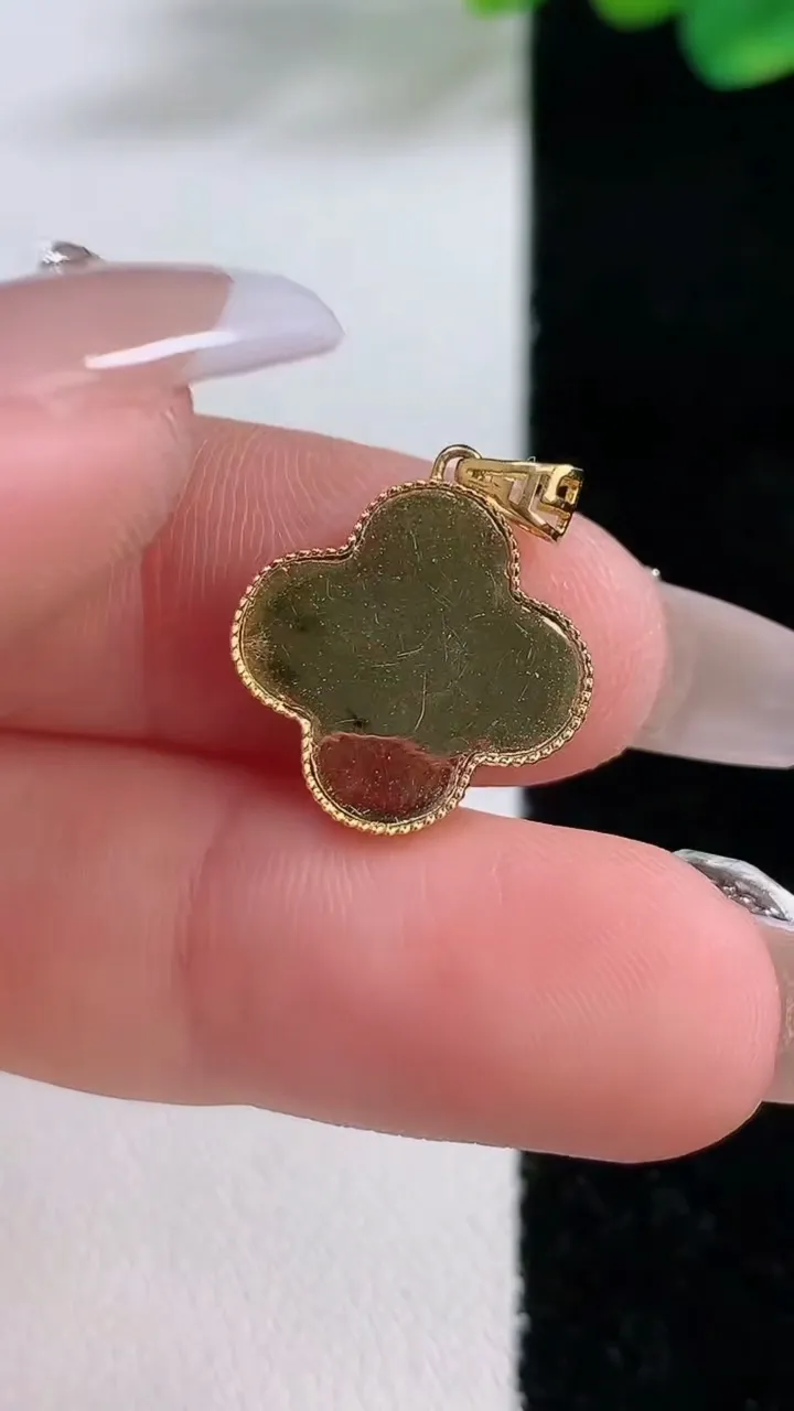 天然A货翡翠四叶草吊坠，尺寸20.5-15.5，重:1.40g
12月11日