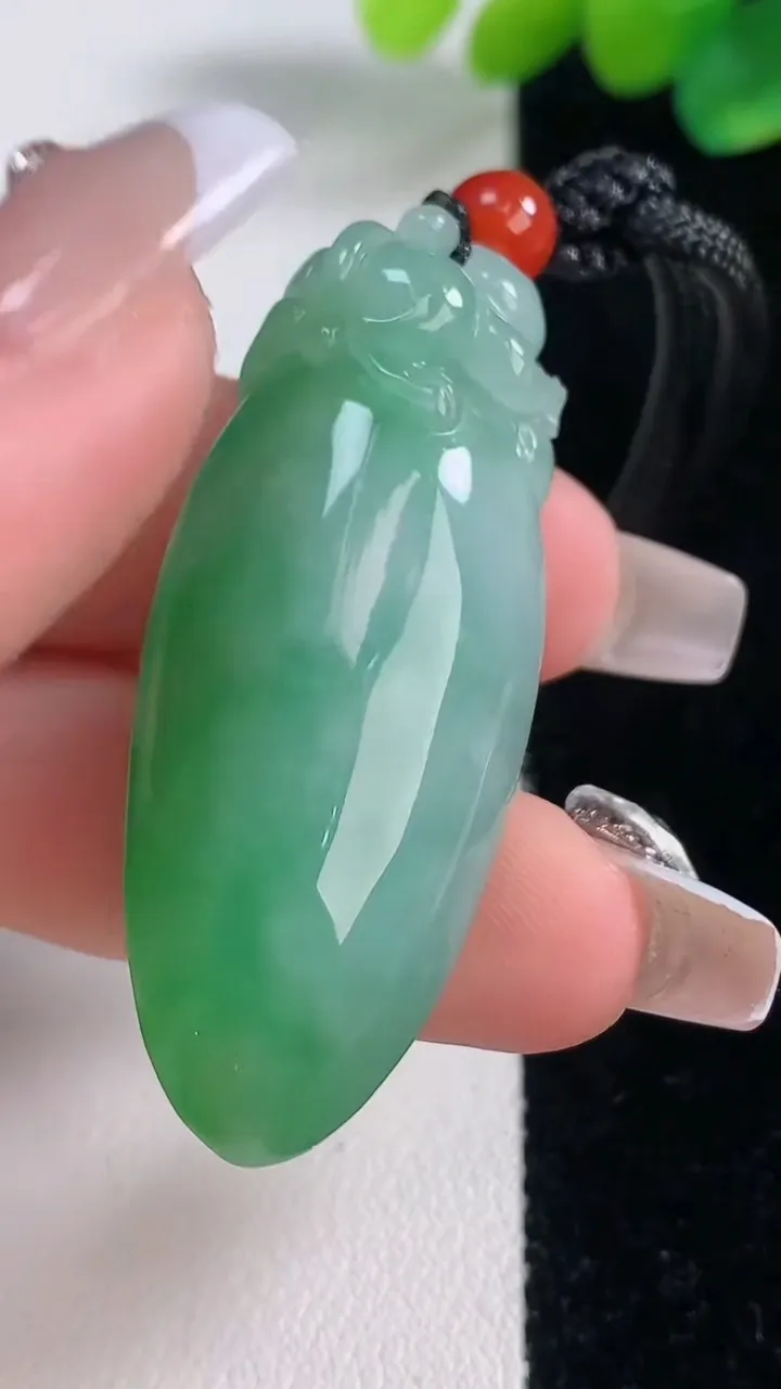 天然A货翡翠福瓜吊坠，尺寸46.3-18.5-12.5，重量:20.19g
12月11日