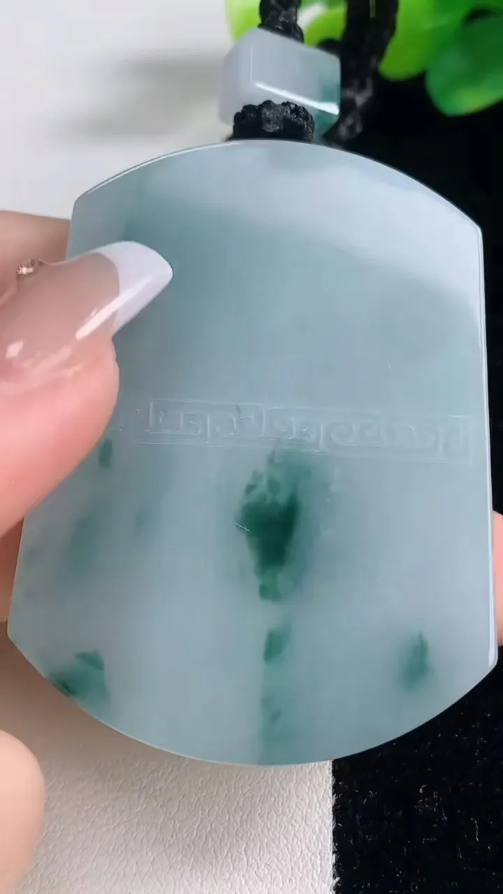 天然A货翡翠种飘花仿古无事牌吊坠，尺寸54-41.2-5.7，重量:41.33g
12月11日