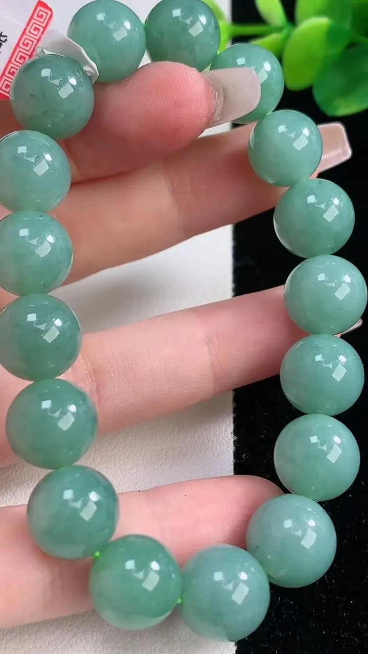 天然A货翡翠圆珠手串，尺寸11-17颗，重量:46.93g12月11日
工厂直销收藏佳品,种好水足，色泽均匀，有种有色，上手高大气！