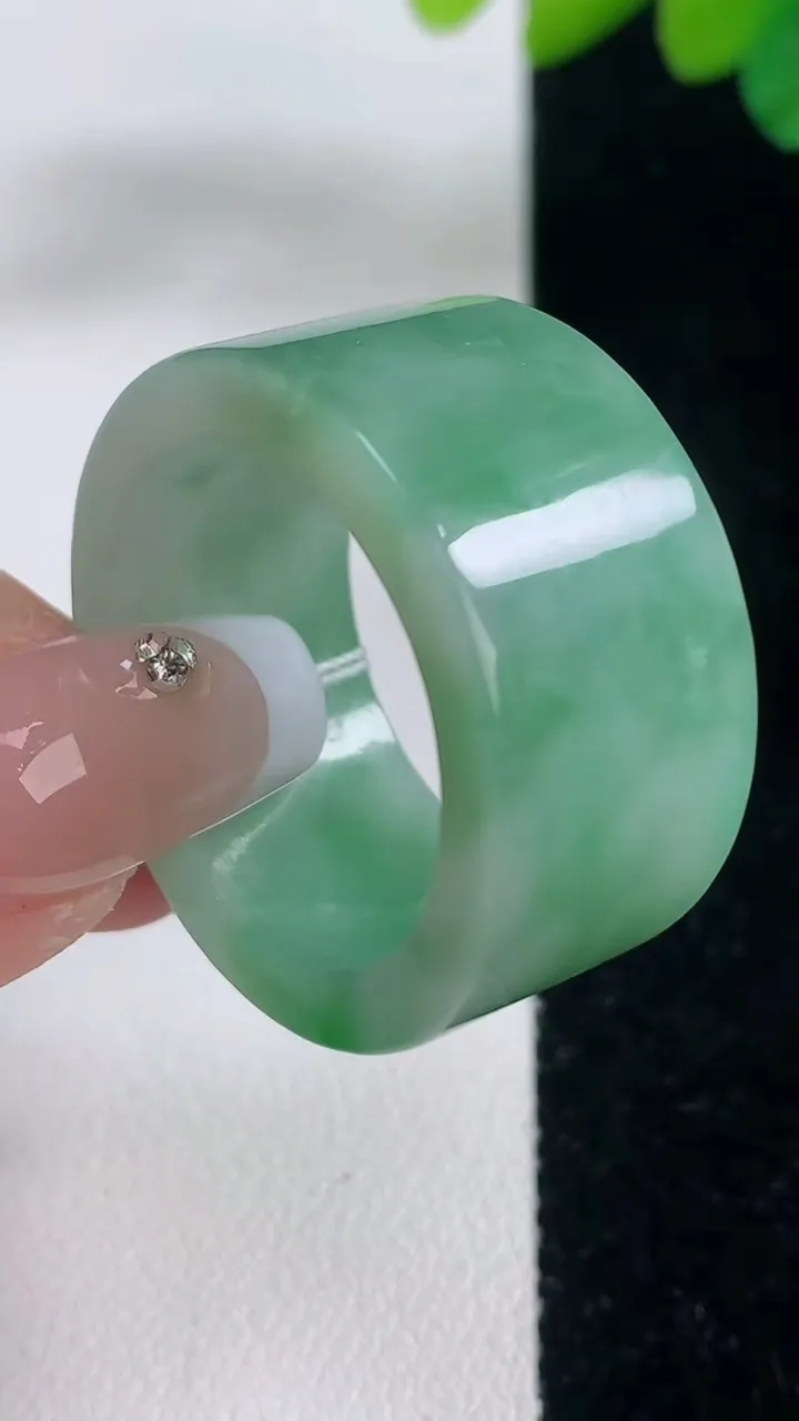 天然A货翡翠指环扳指，尺寸23.5-13.7-4，重量:16.45g2025年12月11日
工厂直销