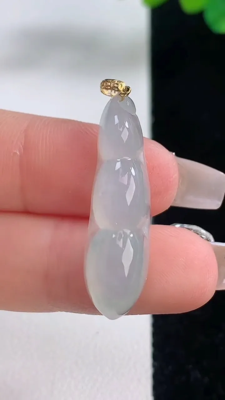 天然A货翡翠种白冰福豆吊坠，尺寸30.7-9-6，重量:3.05g
12月11日