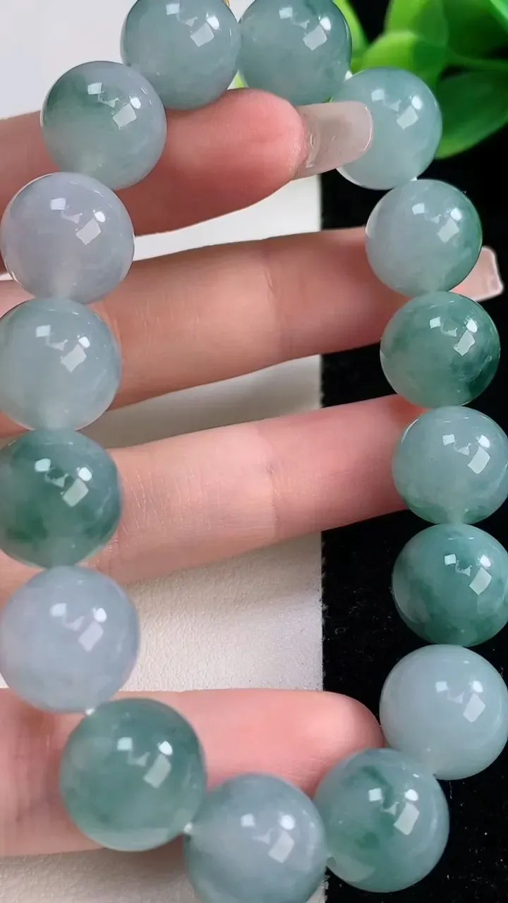 天然A货翡翠种飘花圆珠手串，尺寸12.6-16颗，重量:59.00g12月11日
工厂直销收藏佳品,