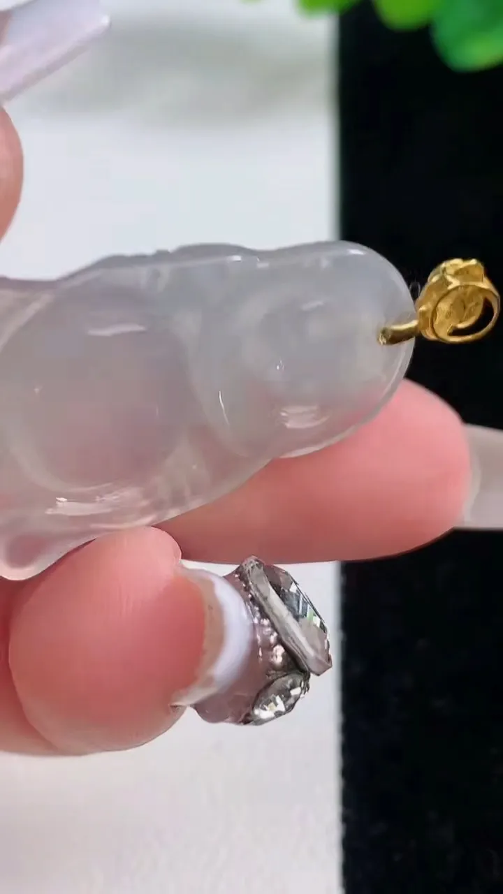 天然A货翡翠种白冰站佛 佛公吊坠，尺寸32.5-22.5-5.7，重量:6.74g
12月11日